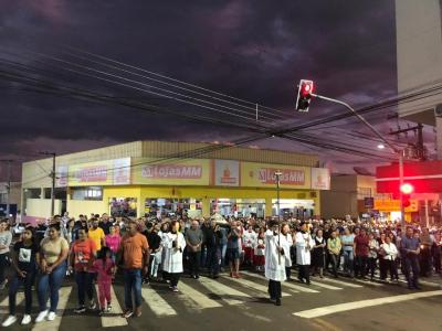 Milhares de Fiéis participaram da Procissão Luminosa em Laranjeiras do Sul