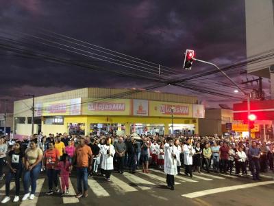Milhares de FiÃ©is participaram da ProcissÃ£o Luminosa em Laranjeiras do Sul