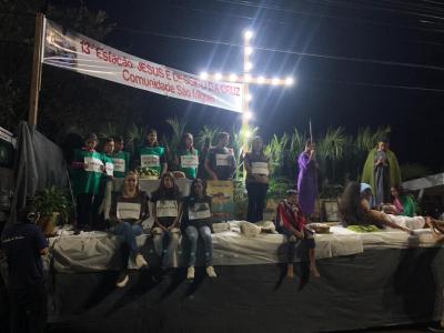 Milhares de FiÃ©is participaram da ProcissÃ£o Luminosa em Laranjeiras do Sul