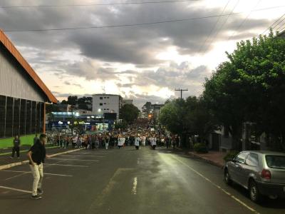 Milhares de FiÃ©is participaram da ProcissÃ£o Luminosa em Laranjeiras do Sul
