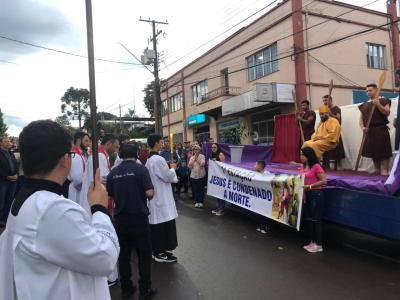 Milhares de FiÃ©is participaram da ProcissÃ£o Luminosa em Laranjeiras do Sul