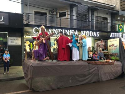 Milhares de FiÃ©is participaram da ProcissÃ£o Luminosa em Laranjeiras do Sul