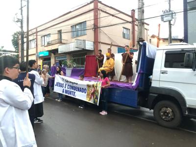 Milhares de FiÃ©is participaram da ProcissÃ£o Luminosa em Laranjeiras do Sul