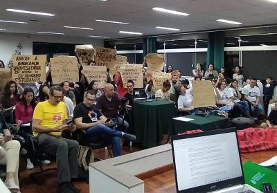 LS: Grande pÃºblico e protestos marcaram o debate para Reitor na UFFS
