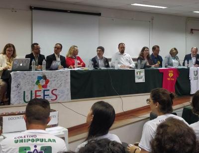 LS: Grande pÃºblico e protestos marcaram o debate para Reitor na UFFS