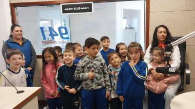 Alunos do Jardim 2 da Escola AluÃ­sio Maier visitaram a Campo Aberto FM