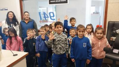 Alunos do Jardim 2 da Escola AluÃ­sio Maier visitaram a Campo Aberto FM