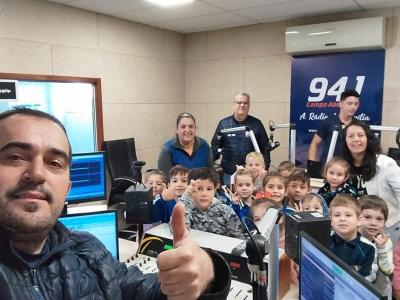 Alunos do Jardim 2 da Escola AluÃ­sio Maier visitaram a Campo Aberto FM