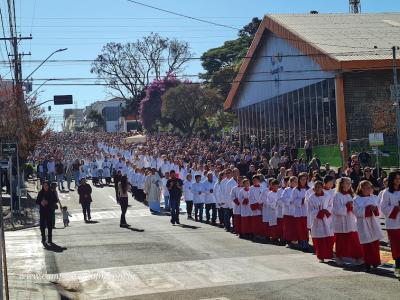 Centenas de FiÃ©is participaram da celebraÃ§Ã£o de Corpus Christi em Laranjeiras do Sul