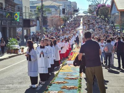 Centenas de FiÃ©is participaram da celebraÃ§Ã£o de Corpus Christi em Laranjeiras do Sul