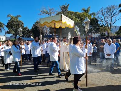 Centenas de FiÃ©is participaram da celebraÃ§Ã£o de Corpus Christi em Laranjeiras do Sul