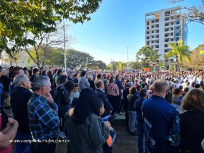 Centenas de FiÃ©is participaram da celebraÃ§Ã£o de Corpus Christi em Laranjeiras do Sul
