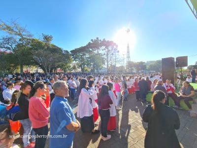 Centenas de FiÃ©is participaram da celebraÃ§Ã£o de Corpus Christi em Laranjeiras do Sul