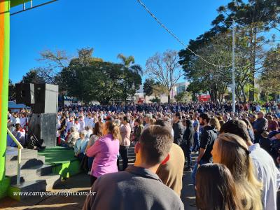 Centenas de FiÃ©is participaram da celebraÃ§Ã£o de Corpus Christi em Laranjeiras do Sul