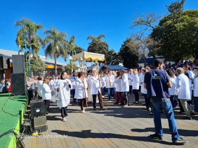 Centenas de FiÃ©is participaram da celebraÃ§Ã£o de Corpus Christi em Laranjeiras do Sul