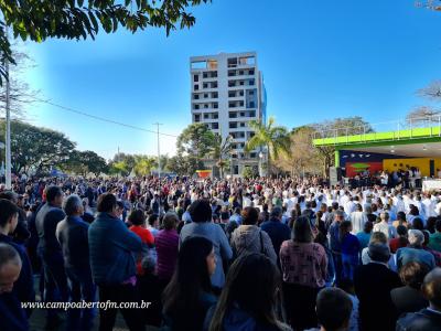 Centenas de FiÃ©is participaram da celebraÃ§Ã£o de Corpus Christi em Laranjeiras do Sul