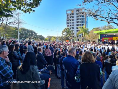 Centenas de FiÃ©is participaram da celebraÃ§Ã£o de Corpus Christi em Laranjeiras do Sul