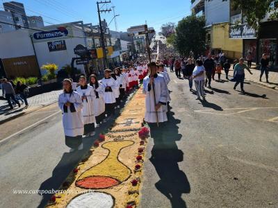 Centenas de FiÃ©is participaram da celebraÃ§Ã£o de Corpus Christi em Laranjeiras do Sul