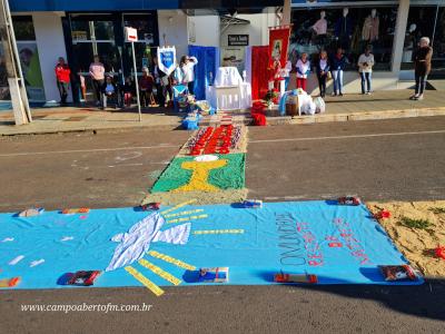 Centenas de FiÃ©is participaram da celebraÃ§Ã£o de Corpus Christi em Laranjeiras do Sul
