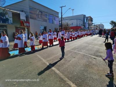 Centenas de FiÃ©is participaram da celebraÃ§Ã£o de Corpus Christi em Laranjeiras do Sul