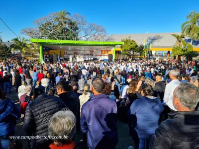 Centenas de FiÃ©is participaram da celebraÃ§Ã£o de Corpus Christi em Laranjeiras do Sul