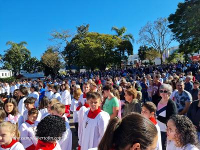 Centenas de FiÃ©is participaram da celebraÃ§Ã£o de Corpus Christi em Laranjeiras do Sul