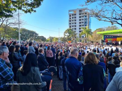 Centenas de FiÃ©is participaram da celebraÃ§Ã£o de Corpus Christi em Laranjeiras do Sul