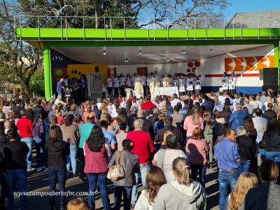 Centenas de FiÃ©is participaram da celebraÃ§Ã£o de Corpus Christi em Laranjeiras do Sul