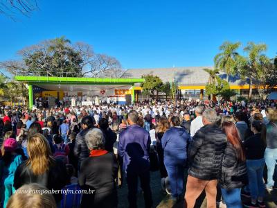 Centenas de FiÃ©is participaram da celebraÃ§Ã£o de Corpus Christi em Laranjeiras do Sul