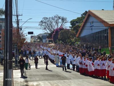 Centenas de FiÃ©is participaram da celebraÃ§Ã£o de Corpus Christi em Laranjeiras do Sul