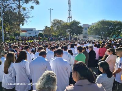 Centenas de FiÃ©is participaram da celebraÃ§Ã£o de Corpus Christi em Laranjeiras do Sul
