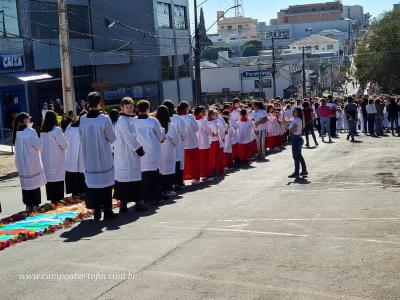 Centenas de FiÃ©is participaram da celebraÃ§Ã£o de Corpus Christi em Laranjeiras do Sul