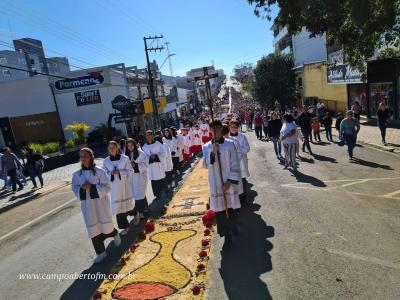 Centenas de FiÃ©is participaram da celebraÃ§Ã£o de Corpus Christi em Laranjeiras do Sul