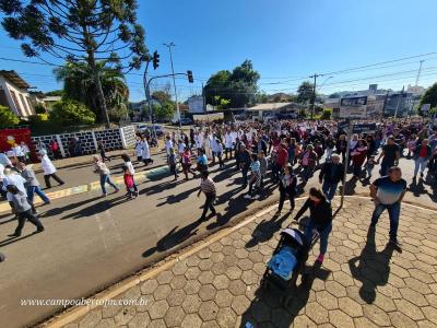 Centenas de FiÃ©is participaram da celebraÃ§Ã£o de Corpus Christi em Laranjeiras do Sul