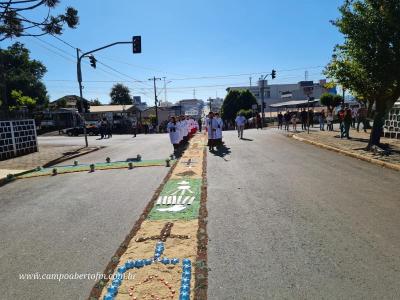 Centenas de FiÃ©is participaram da celebraÃ§Ã£o de Corpus Christi em Laranjeiras do Sul