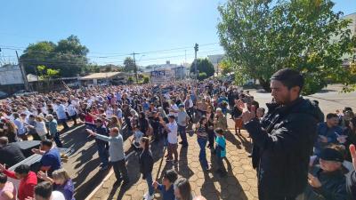 Centenas de FiÃ©is participaram da celebraÃ§Ã£o de Corpus Christi em Laranjeiras do Sul