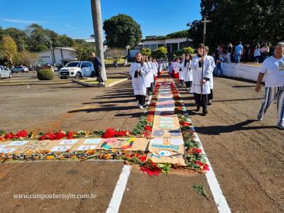 Centenas de FiÃ©is participaram da celebraÃ§Ã£o de Corpus Christi em Laranjeiras do Sul