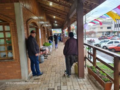 Feira do produtor de Laranjeiras do Sul promove festa junina no mercado municipal