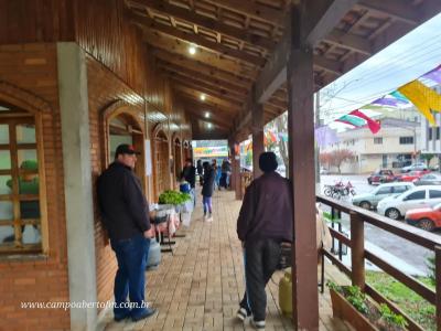 Feira do produtor de Laranjeiras do Sul promove festa junina no mercado municipal