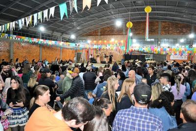 Festa Junina da Catequese da ParÃ³quia SantaÂ´Ana reuniu milhares de pessoas