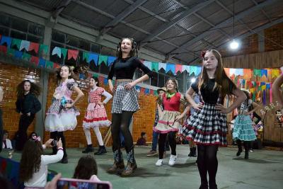 Festa Junina da Catequese da ParÃ³quia SantaÂ´Ana reuniu milhares de pessoas