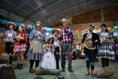 Festa Junina da Catequese da ParÃ³quia SantaÂ´Ana reuniu milhares de pessoas