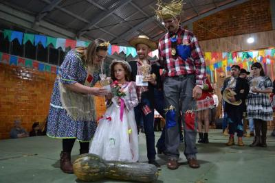 Festa Junina da Catequese da ParÃ³quia SantaÂ´Ana reuniu milhares de pessoas