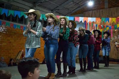 Festa Junina da Catequese da ParÃ³quia SantaÂ´Ana reuniu milhares de pessoas