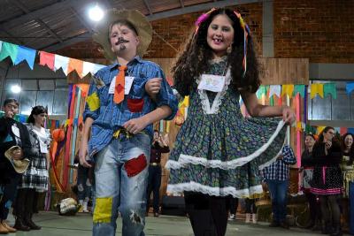 Festa Junina da Catequese da ParÃ³quia SantaÂ´Ana reuniu milhares de pessoas