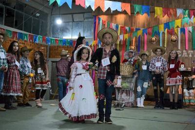Festa Junina da Catequese da ParÃ³quia SantaÂ´Ana reuniu milhares de pessoas