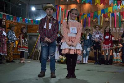 Festa Junina da Catequese da ParÃ³quia SantaÂ´Ana reuniu milhares de pessoas