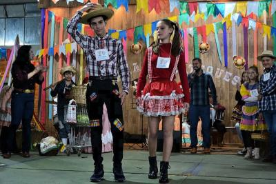 Festa Junina da Catequese da ParÃ³quia SantaÂ´Ana reuniu milhares de pessoas