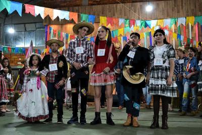 Festa Junina da Catequese da ParÃ³quia SantaÂ´Ana reuniu milhares de pessoas