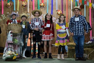 Festa Junina da Catequese da ParÃ³quia SantaÂ´Ana reuniu milhares de pessoas